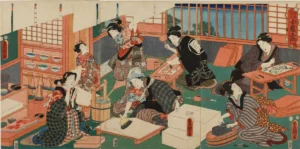 錦絵づくりの工程を女性に見立てた三枚続。版木を彫る者、鑿と木槌で余白を削る者、紙を張って干す者、大きなバレンを傍らに休む摺り手が描かれる。