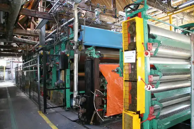 長網抄紙機の写真：工場内の実機